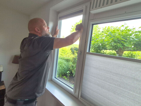 Montage keje raamplisse frame plakken linschoten binnenzonwering