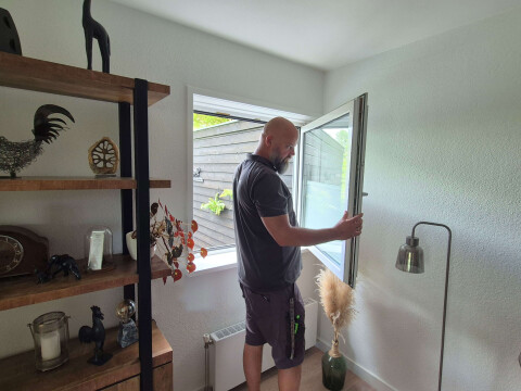 Montage keje raamplisse frame plakken linschoten binnenzonwering