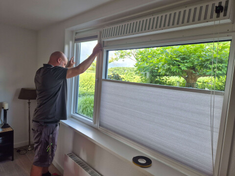 Montage keje raamplisse frame plakken linschoten binnenzonwering