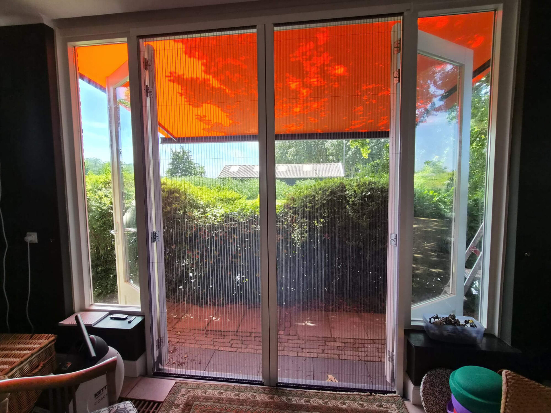 Zonwering knikarmscherm montage unilux deurhorren woerden insectenwering