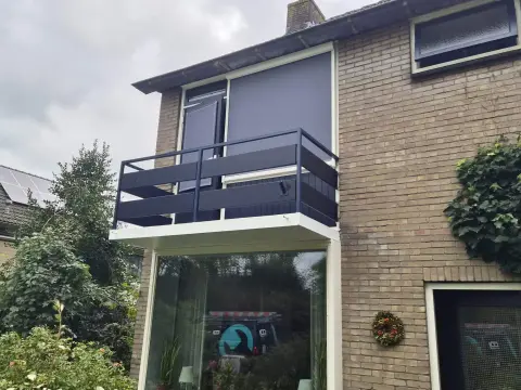 Zonwering montage woerden balkon woning doekje screen windvast