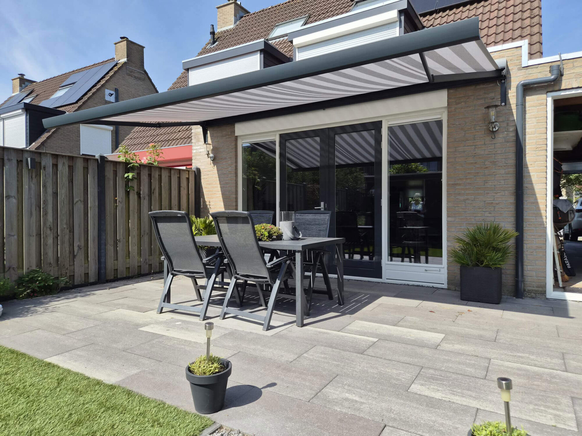 Zonwering montage woerden terras knikarmscherm zomer somfy suncircle specialist maatwerk