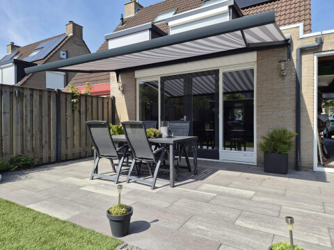 Zonwering montage woerden terras knikarmscherm zomer somfy suncircle specialist maatwerk