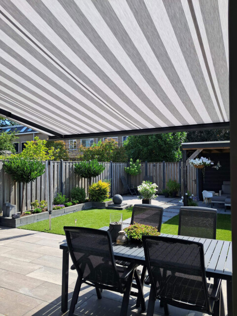 Zonwering montage woerden terras knikarmscherm zomer somfy suncircle specialist maatwerk