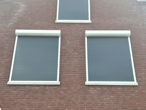 Zonwering rolluiken knikarmscherm somfy hoogseizoen vakman