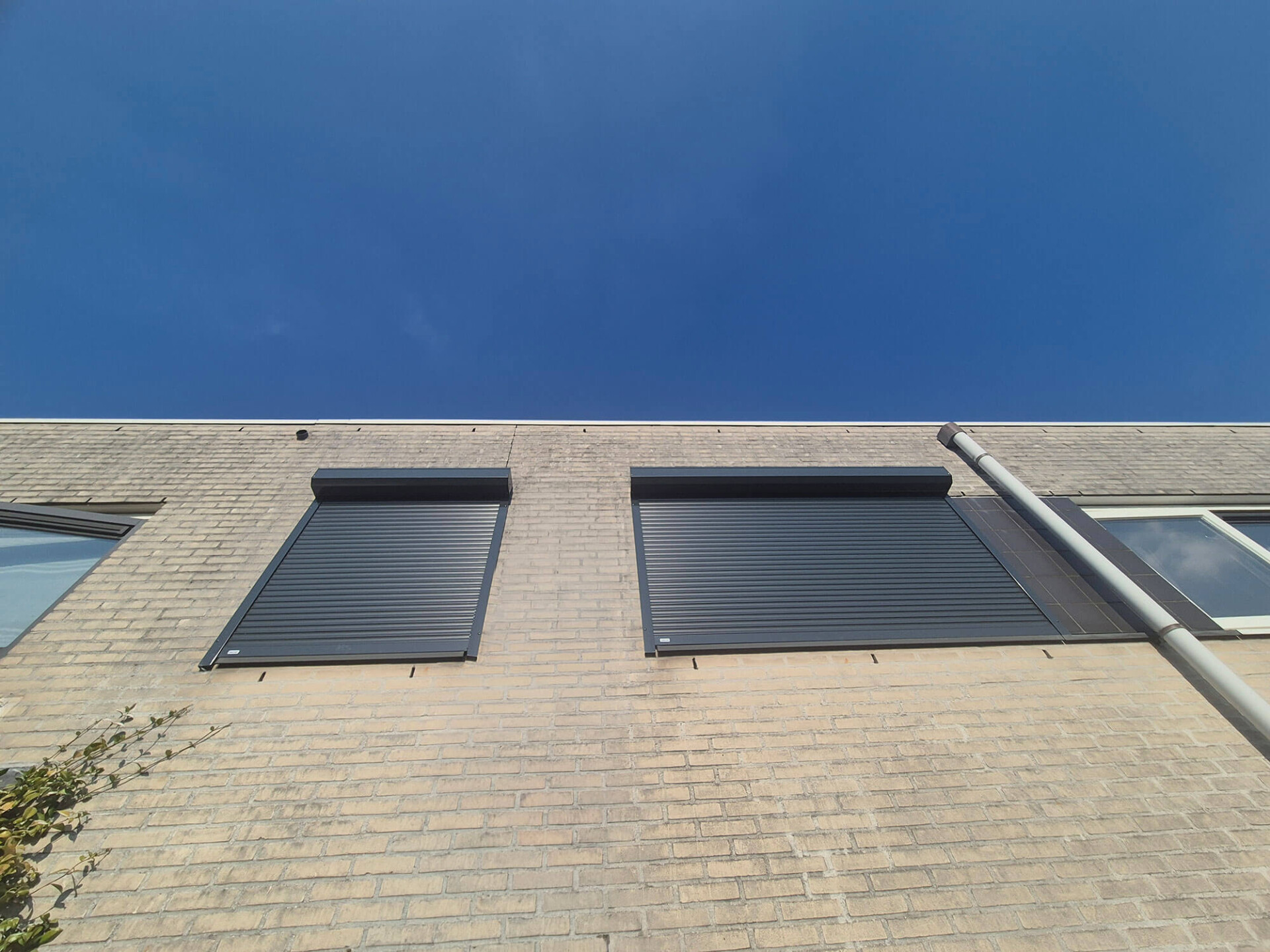 Zonwering rolluiken slaapkamers woerden somfy verduisterend isolerend